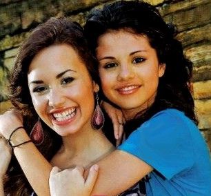 selena_gomez_demi_lovato1234.jpg